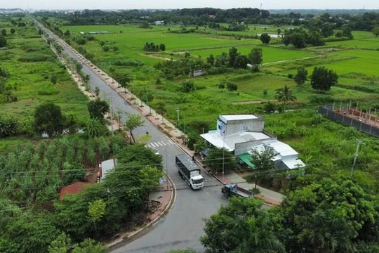 Đường bị nắn cong để qua nhà cán bộ ở Trà Vinh, vụ lùm xùm vẫn chưa thể giải quyết. Ảnh: NLD