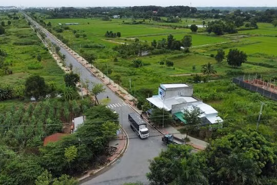 Đường bị nắn cong để qua nhà cán bộ ở Trà Vinh, vụ lùm xùm vẫn chưa thể giải quyết. Ảnh: NLD