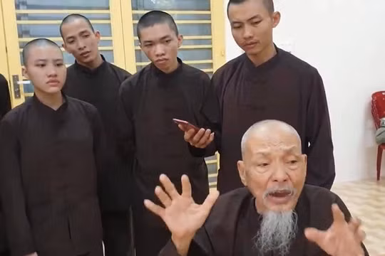 Ông Lê Tùng Vân và những người ở Tịnh thất Bồng lai. Ảnh: Vietnamnet