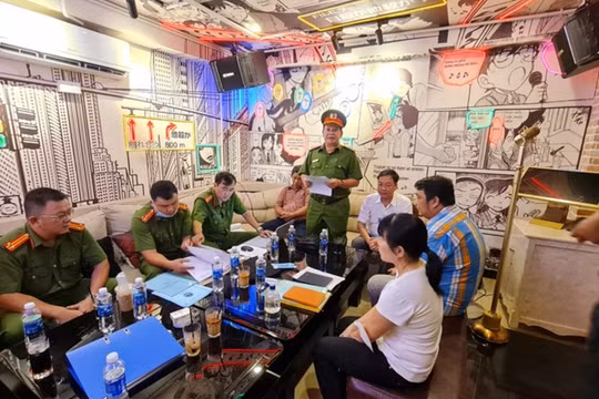 Công an TP.HCM kiểm tra công tác đảm bảo an toàn phòng cháy chữa cháy tại quán Karaoke. Ảnh: PC07 cung cấp