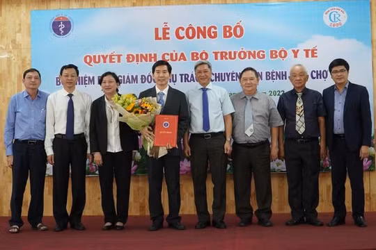 TS.BS Lâm Việt Trung (người ôm hoa) được bổ nhiệm làm Phó Giám đốc Bệnh viện Chợ Rẫy