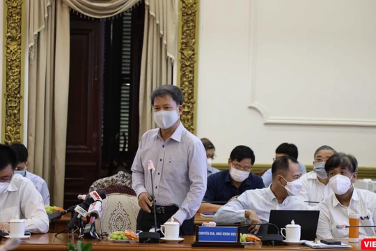 PGS.TS.BS Đỗ Văn Dũng - Trưởng khoa Y tế Công cộng, Đại học Y dược TP.HCM tại cuộc họp với lãnh đạo Thành phố