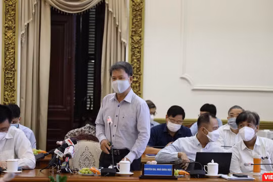 PGS.TS.BS Đỗ Văn Dũng - Trưởng khoa Y tế Công cộng, Đại học Y dược TP.HCM tại cuộc họp với lãnh đạo Thành phố