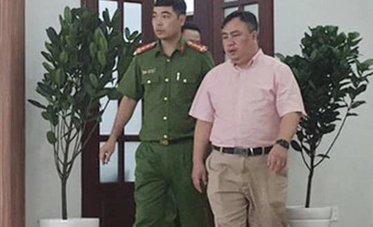 Cơ quan điều tra khám xét và đưa ông Nguyễn Minh Khải rời bệnh viện. Ảnh: Tuổi trẻ