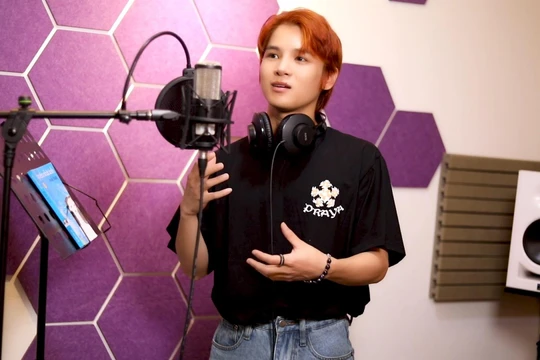 Ca sĩ Phạm Đình Thái Ngân trong phòng thu sách nói "Mắt biếc"