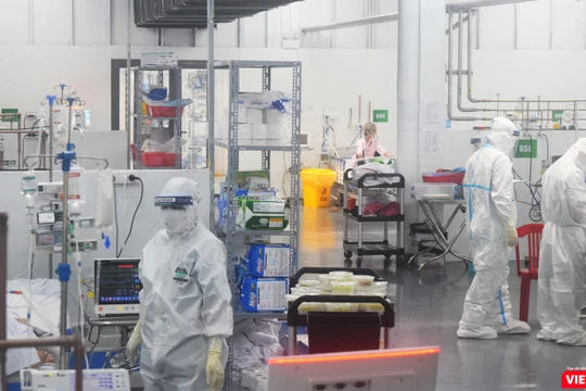 Đồng nghiệp hỗ trợ TP.HCM tại Trung tâm Hồi sức COVID-19 BV Trung ương Huế, khu vực điều trị Bệnh nhân nặng. Ảnh: Hoà Bình