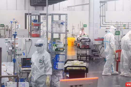 Đồng nghiệp hỗ trợ TP.HCM tại Trung tâm Hồi sức COVID-19 BV Trung ương Huế, khu vực điều trị Bệnh nhân nặng. Ảnh: Hoà Bình