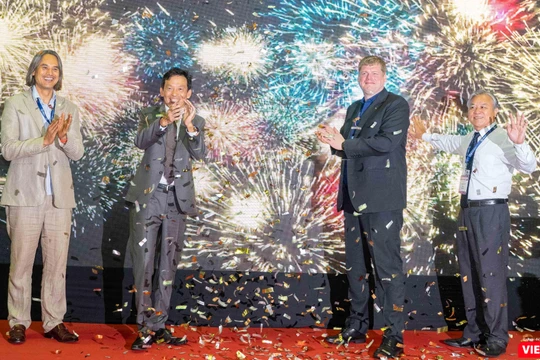 Đại diện Việt Nam và các nước tham gia triển lãm cùng nhấn nút khai mạc triển lãm và chuỗi hội thảo chuyên đề. Ảnh: HB