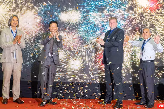Đại diện Việt Nam và các nước tham gia triển lãm cùng nhấn nút khai mạc triển lãm và chuỗi hội thảo chuyên đề. Ảnh: HB