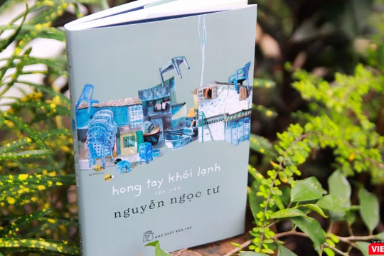 Nguyễn Ngọc Tư vừa ra mắt độc giả tập tản văn mới “Hong tay khói lạnh” 