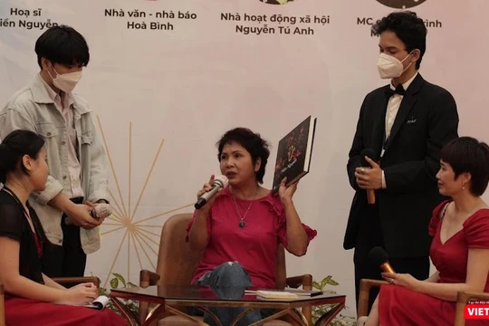 Hoạ sĩ Hiền Nguyễn dặn dò hai bạn trẻ quan tâm theo đuổi đam mê mỹ thuật