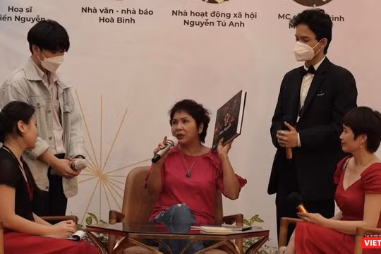 Hoạ sĩ Hiền Nguyễn dặn dò hai bạn trẻ quan tâm theo đuổi đam mê mỹ thuật