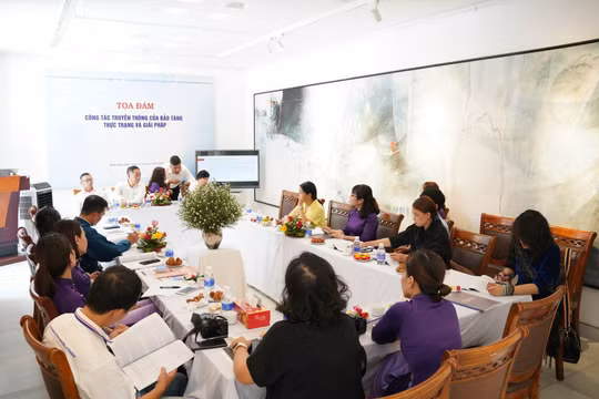 Tọa đàm được tổ chức tại Bảo tàng Mỹ thuật Huế, với sự tham dự của 4 Bảo tàng chuyên ngành Mỹ thuật từ ba miền Bắc - Trung - Nam. Ảnh: MT 