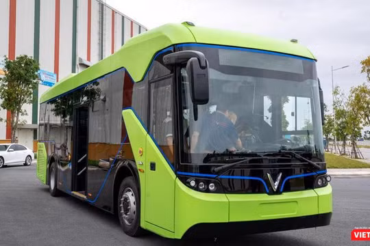 Xe bus điện đi từ ga trung tâm Hào Nam (quận Đống Đa, Hà Nội) tới nhiều tuyến đường. Ảnh: VG