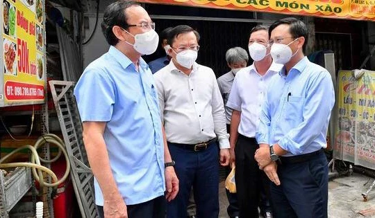 Bí thư Nguyễn Văn Nên tìm hiểu thực tế về phòng chống dịch sốt xuất huyết ở quận Bình Tân