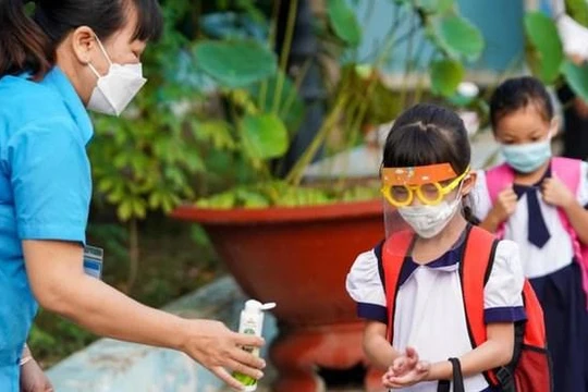 Học sinh đến trường thực hiện công tác phòng dịch - Ảnh: Chí Hùng