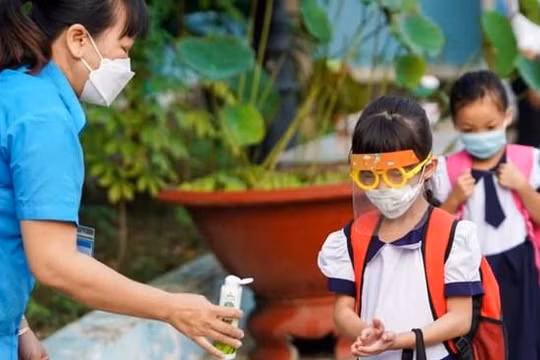 Học sinh đến trường thực hiện công tác phòng dịch - Ảnh: Chí Hùng