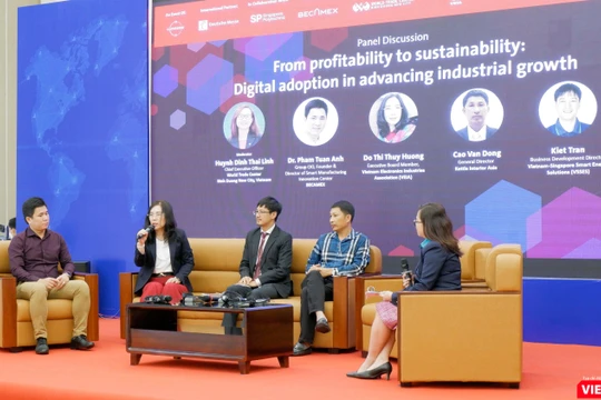 Tọa đàm với các chuyên gia nhận được nhiều câu hỏi nóng từ doanh nghiệp tham dự chương trình. Ảnh: HB