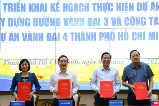 Lãnh đạo 4 địa phương quyết tâm thực hiện dự án đường Vành đai 3 TP.HCM qua việc ký kết phối hợp. Ảnh: Thiệp Hợp