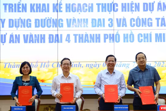 Lãnh đạo 4 địa phương quyết tâm thực hiện dự án đường Vành đai 3 TP.HCM qua việc ký kết phối hợp. Ảnh: Thiệp Hợp