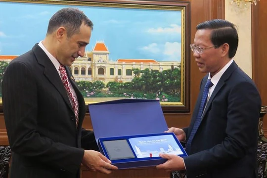 Chủ tịch UBND TPHCM Phan Văn Mãi tiếp ông Behzah Babakhani, tân Tổng lãnh sự Canada tại TPHCM. Ảnh: TTBC