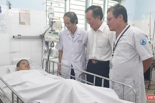 Bác sĩ Trương Hữu Khanh lưu ý, khi có các dấu hiệu chuyển nặng, bệnh nhi cần được tới cơ sở y tế gần nhất, nhiều trường hợp ngoài COVID-19 trẻ còn mắc thêm bệnh khác cần cấp cứu, chẳng hạn như sốt xuất huyết, sốt siêu vi...