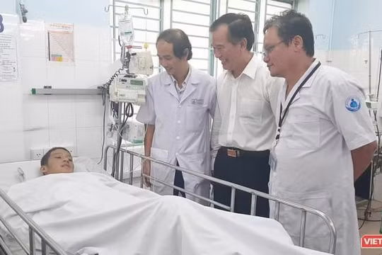 Bác sĩ Trương Hữu Khanh lưu ý, khi có các dấu hiệu chuyển nặng, bệnh nhi cần được tới cơ sở y tế gần nhất, nhiều trường hợp ngoài COVID-19 trẻ còn mắc thêm bệnh khác cần cấp cứu, chẳng hạn như sốt xuất huyết, sốt siêu vi...