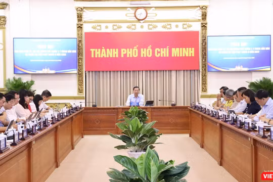 Chủ tịch UBND TP.HCM Phan Văn Mãi chỉ đạo tại cuộc họp về tình hình kinh tế xã hội sáng ngày 4/8