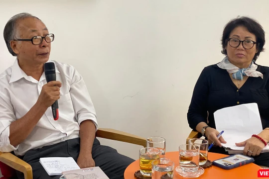 Nhà báo Đỗ Đình Tấn và nhà báo Phạm Thục tại chương trình giao lưu ở Trung tâm Báo chí TP.HCM 