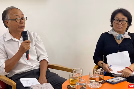 Nhà báo Đỗ Đình Tấn và nhà báo Phạm Thục tại chương trình giao lưu ở Trung tâm Báo chí TP.HCM 