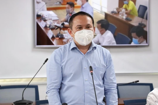 Phó Giám đốc Sở Nội vụ Lâm Hùng Tấn trả lời câu hỏi của báo chí. Ảnh: Linh Nhi