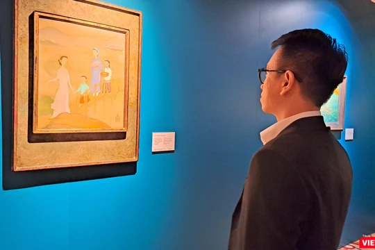 Giám tuyển Ace Lê trao đổi với VietTimes về triển lãm "Hồn xưa bến lạ" đang trưng bày 56 tranh Đông Dương. Ảnh: Hòa Bình