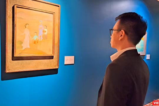 Giám tuyển Ace Lê trao đổi với VietTimes về triển lãm "Hồn xưa bến lạ" đang trưng bày 56 tranh Đông Dương. Ảnh: Hòa Bình