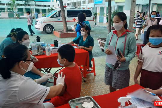 Xe tiêm lưu động của Bệnh viện Quận 11 tiêm vắc xin phòng COVID-19 cho học sinh tại trường Tiểu học Trưng Trắc