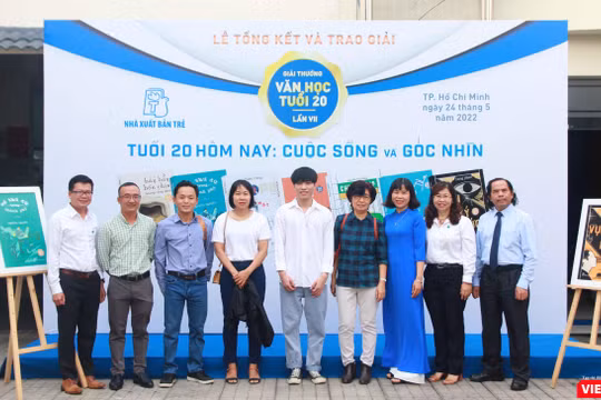 Ban tổ chức và Ban giám khảo chụp ảnh với các tác giả đoạt giải