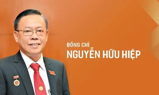 Ông Nguyễn Hữu Hiệp nhận chức vụ Bí thư Thành ủy TP Thủ Đức. Ảnh: SGGP