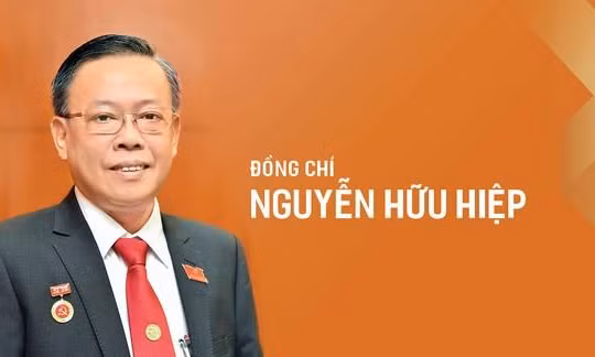 Ông Nguyễn Hữu Hiệp nhận chức vụ Bí thư Thành ủy TP Thủ Đức. Ảnh: SGGP