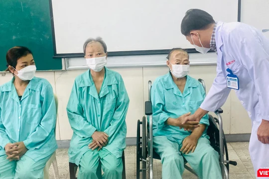 TS BS Trần Anh Bích, Phó khoa Tai Mũi Họng bệnh viện Chợ Rẫy hỏi thăm và chúc mừng các bệnh nhân đã phẩu thuật thành công