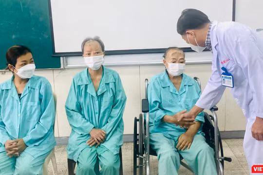 TS BS Trần Anh Bích, Phó khoa Tai Mũi Họng bệnh viện Chợ Rẫy hỏi thăm và chúc mừng các bệnh nhân đã phẩu thuật thành công