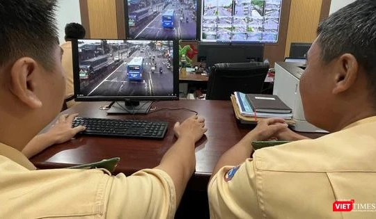 Cán bộ CSGT quan sát phương tiện giao thông qua hệ thống giám sát