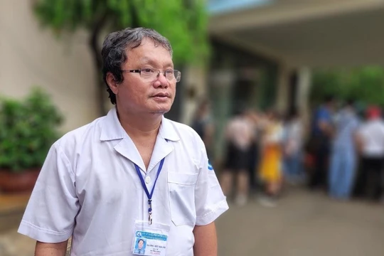 Bác sĩ Trương Hữu Khanh – chuyên gia chống dịch bệnh truyền nhiễm nguy hiểm, nguyên Trưởng khoa Nhiễm - Thần kinh (Bệnh viện Nhi Đồng 1-TP.HCM). Ảnh: Hòa Bình