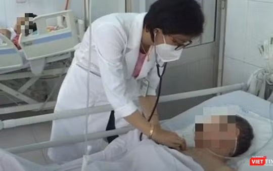 Bác sĩ chăm sóc bệnh nhi mắc tay chân miệng