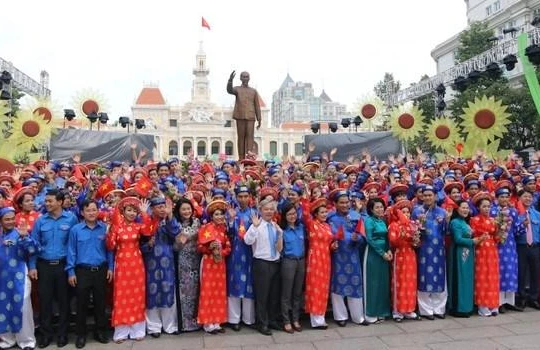 Các cặp đôi nên duyên trong chương trình lễ cưới tập thể tại TP.HCM sẽ có nghi thức dâng hoa Chủ tịch Hồ Chí Minh tại phố đi bộ Nguyễn Huệ