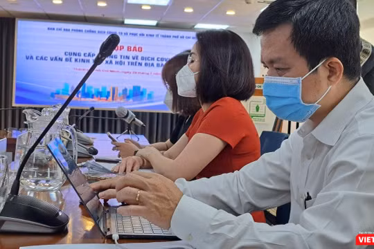 Ông Nguyễn Hồng Tâm - Phó Giám đốc phụ trách HCDC tại cuộc họp báo chiều 28/7 cũng đưa nhiều cảnh báo về bệnh đậu mùa khỉ. Ảnh: Hòa Bình