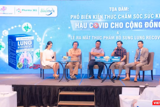 Bác sĩ Trương Hữu Khanh - người thứ hai từ trái qua, bác sĩ Nguyễn Thanh Sang – Giám đốc Trung tâm Phục hồi chức năng vật lý trị liệu và tâm lý trị liệu sau nhiễm COVID-19 (Bệnh viện Lê Văn Thịnh) - người ngồi chính giữa - tại Tọa đàm chăm sóc sức khỏe hậu COVID-19 tại TP.HCM với sự tham gia của nhiều bác sĩ, dược sĩ