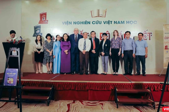 Tổng lãnh sự các nước khách mời đặc biệt cùng ông Đỗ Việt Hà, Chủ tịch Liên hiệp Các Tổ Chức Hữu Nghị TP. Hồ Chí Minh và PGS.TS Sử học Nguyễn Mạnh Hùng, Viện trưởng Viện nghiên cứu Việt Nam học