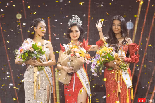 Tân Hoa hậu các Dân tộc VN 2022 Nông Thúy Hằng và Á hậu 1 Lương Thị Hoa Đan, Á hậu 2 Thạch Thu Thảo