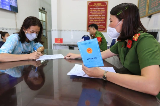 Thủ tướng Chính phủ yêu cầu chấn chỉnh thực hiện quy định liên quan đến bỏ sổ hộ khẩu giấy.