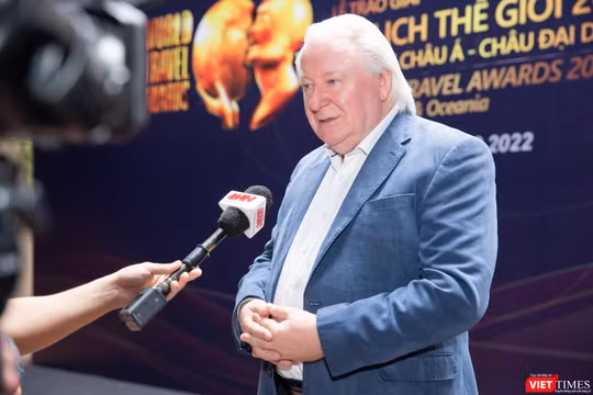 Ông Graham Cooke - Chủ tịch Tổ chức World Travel Group kiêm người sáng lập điều hành có mặt tại buổi họp báo, giải đáp nhiều câu hỏi của báo chí Việt Nam.