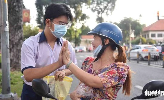 Bà Hồng Nhung (quận Bình Thạnh, TP.HCM) động viên con trai tại kỳ thi vào lớp 10 TP.HCM - Ảnh- NGỌC PHƯỢNG